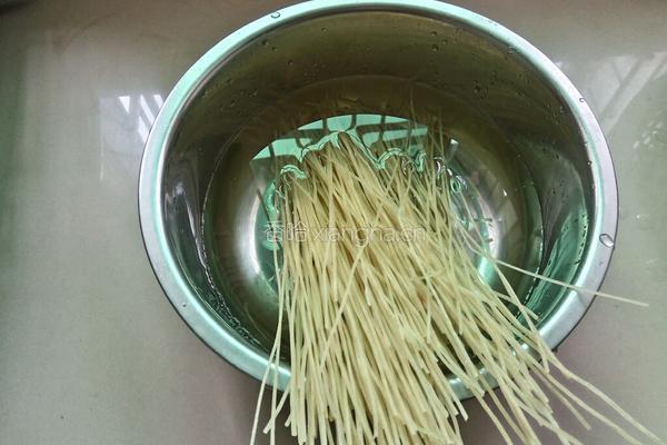 鸡杂泡椒粉条的做法图解2
