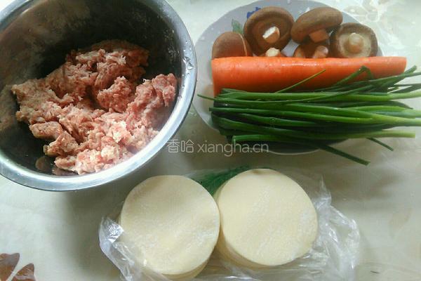 香菇胡萝卜猪肉饺子的做法图解1