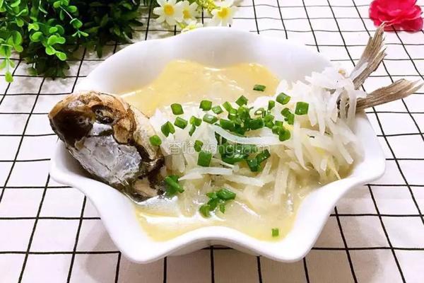 鲫鱼萝卜汤的做法图解9
