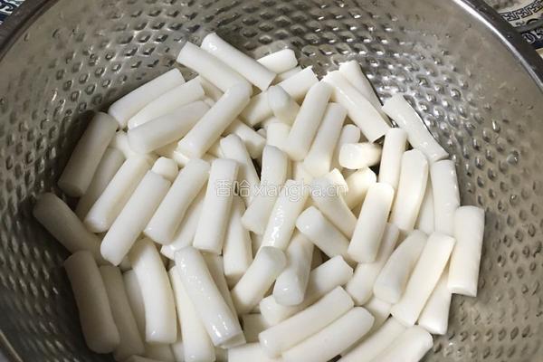 豆瓣酱炒年糕的做法图解1