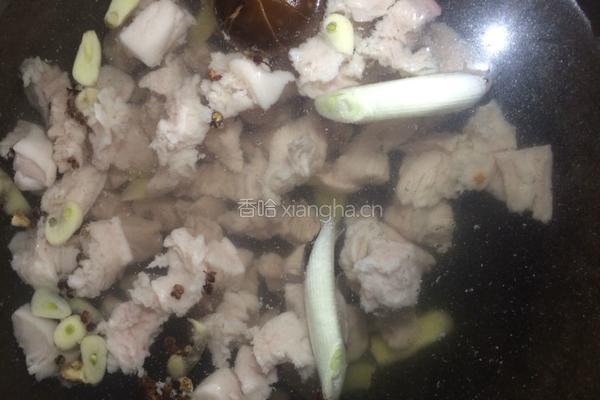 山药玉米炖肘子的做法图解3