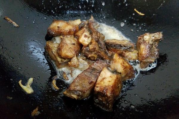蒜苗炒腊鱼块的做法图解6