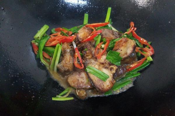 蒜苗炒腊鱼块的做法图解9