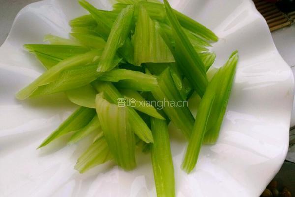 西芹百合炒腰果的做法图解8