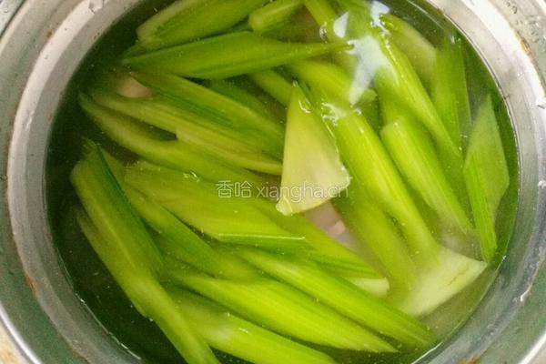 西芹百合炒腰果的做法图解7