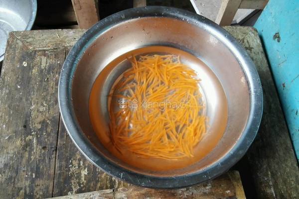辣椒胡萝卜丝玉米粒的做法图解2