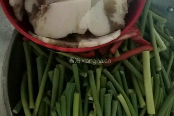 蒜苗炒腊肉的做法图解1