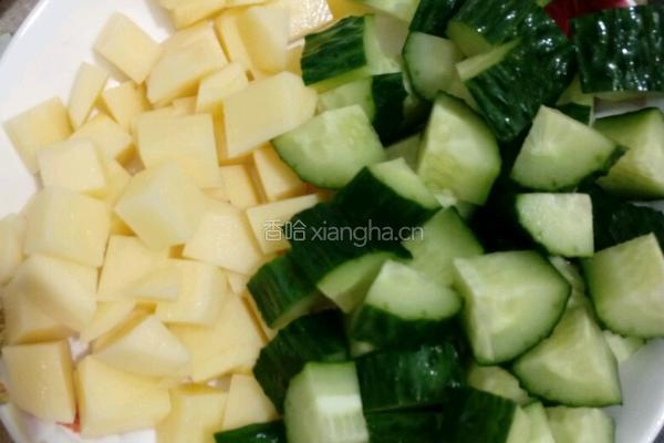 小炒土豆黄瓜丁的做法图解1