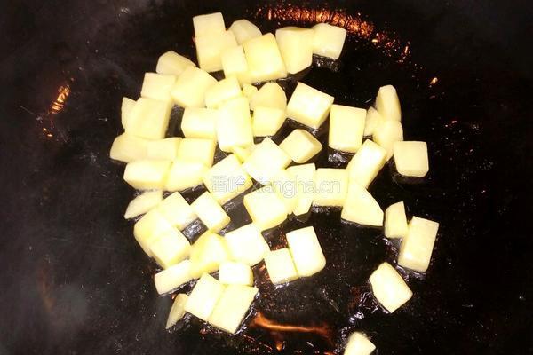 小炒土豆黄瓜丁的做法图解2