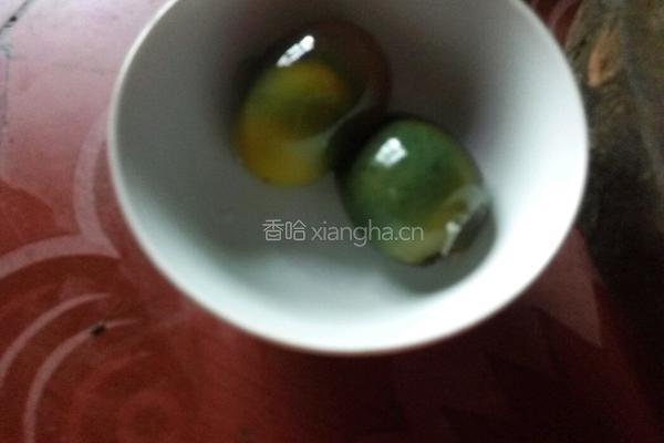 剁椒拌皮蛋的做法图解2