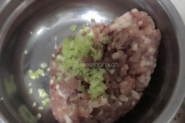 口蘑小白菜汆丸子的做法图解1