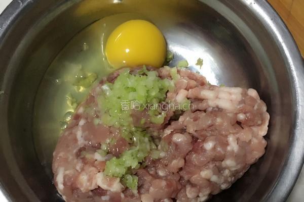 口蘑小白菜汆丸子的做法图解2