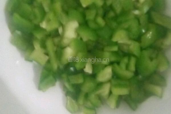 番茄青椒炒饭的做法图解1