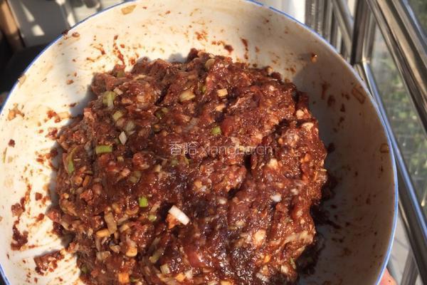 猪肉大葱香菇锅贴的做法图解2