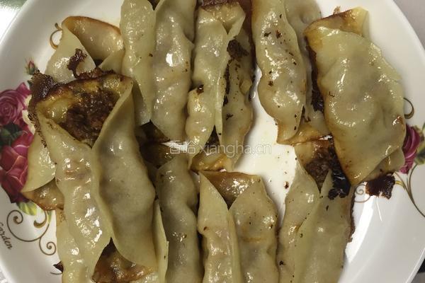 猪肉大葱香菇锅贴的做法图解5