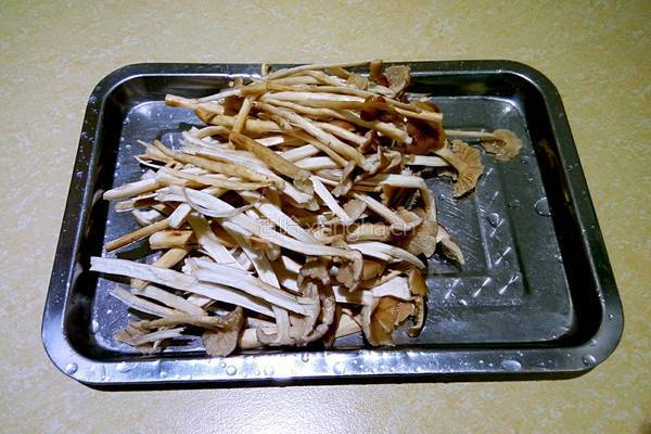 茶树菇炒肉条的做法图解2