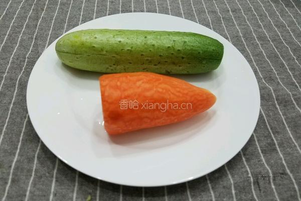 胡萝卜黄瓜拌木耳的做法图解1