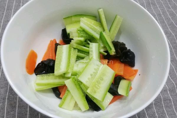 胡萝卜黄瓜拌木耳的做法图解7