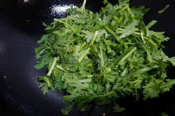 茼蒿菜炒鸡蛋的做法图解7