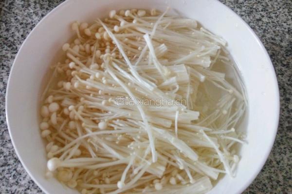 凉拌金针菇的做法图解1