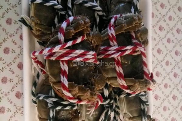 水煮大闸蟹的做法图解1