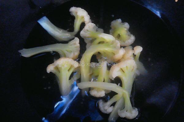 花菜炒香肠的做法图解3