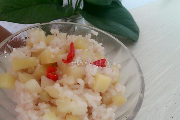 土豆焖米饭的做法图解1