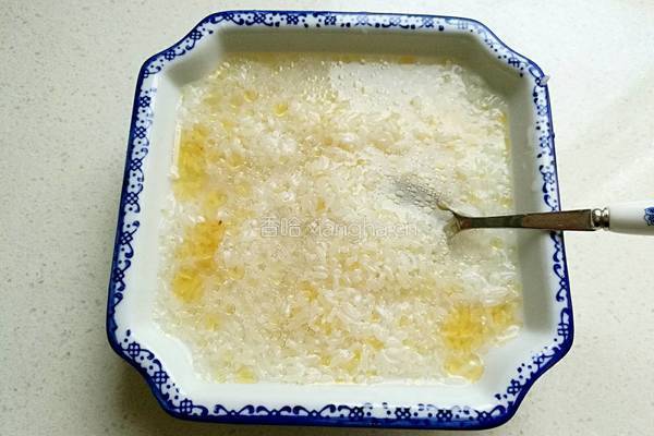 皮蛋瘦肉粥的做法图解2