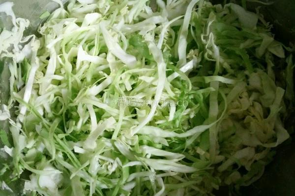 凉拌圆菜丝的做法图解2