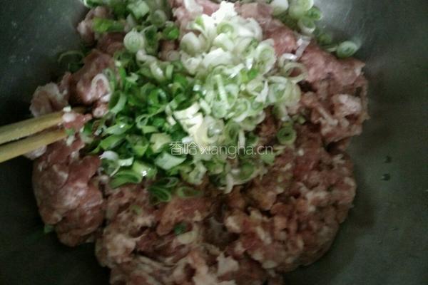 猪肉韭菜包子的做法图解3