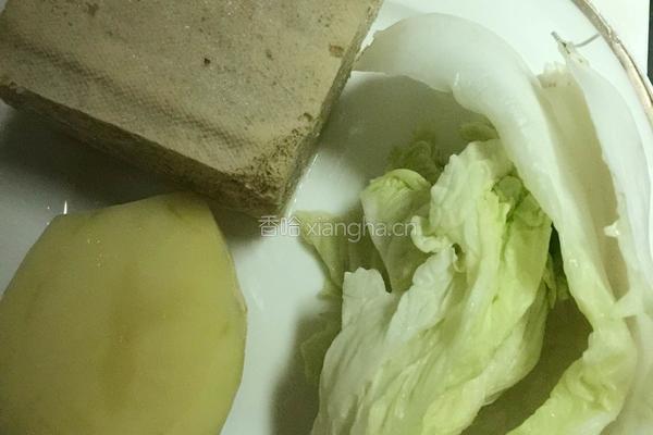 白菜土豆冻豆腐汤的做法图解1