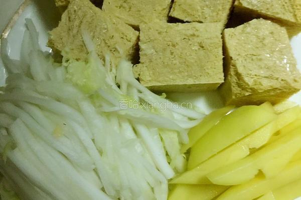 白菜土豆冻豆腐汤的做法图解2