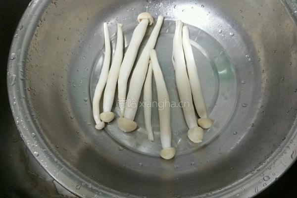 海鲜菇炒西红柿的做法图解1