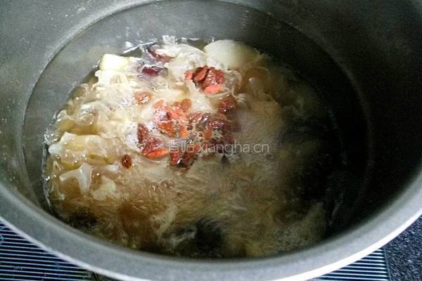 银耳梨子红枣汤的做法图解6