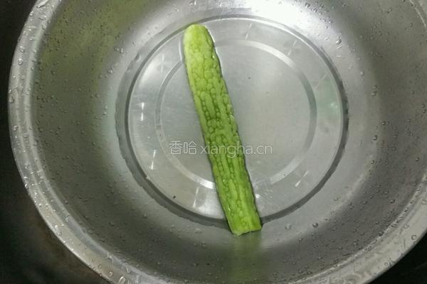 苦瓜炒鸡蛋的做法图解1