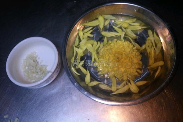 丝瓜藤炝菊花的做法图解3