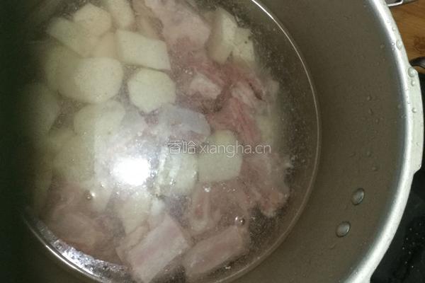 山药排骨汤的做法图解2