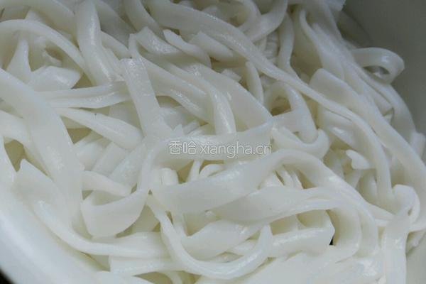 青菜鸡蛋炒河粉的做法图解1
