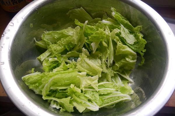 白菜炖粉条的做法图解1