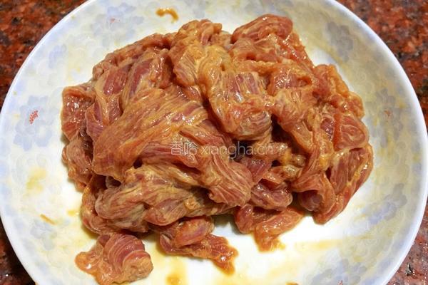 牛肉炒茭白的做法图解2