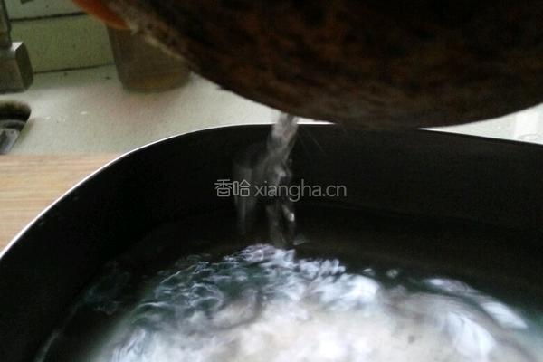 椰子煲乌鸡的做法图解2