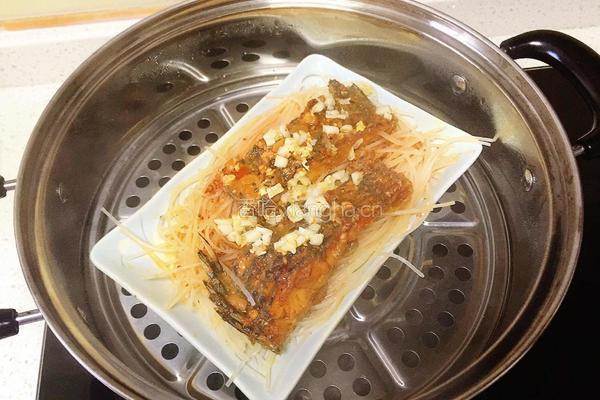 蒜蓉粉丝蒸鱼的做法图解7