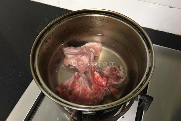 鲫鱼白萝卜扁豆汤的做法图解1
