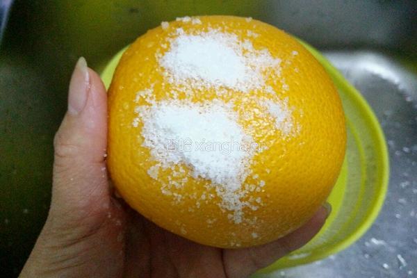 盐蒸橙子的做法图解2