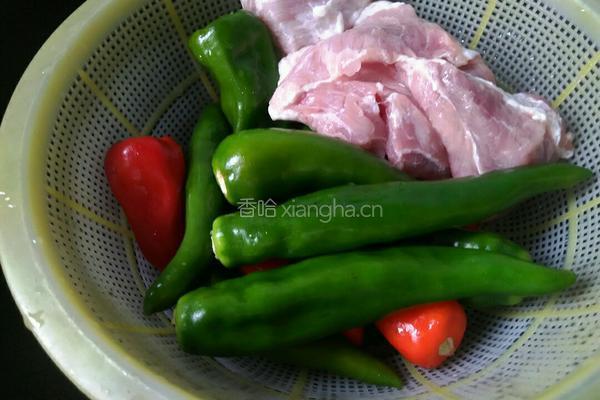 辣椒炒肉的做法图解1