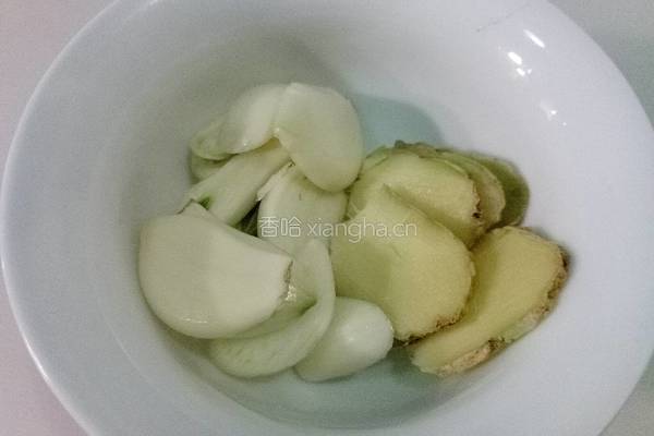 回锅肉炒花菜的做法图解1