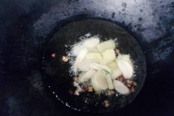 回锅肉炒花菜的做法图解5