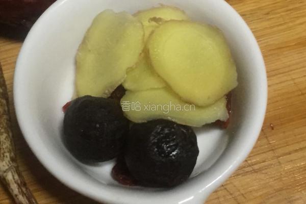电饭煲当归红枣鸡爪汤的做法图解2