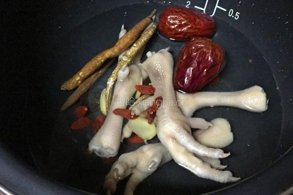 电饭煲当归红枣鸡爪汤的做法图解4