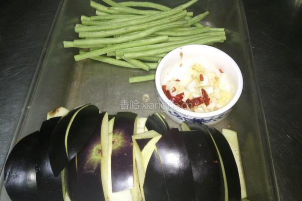 豆角烧紫茄的做法图解1